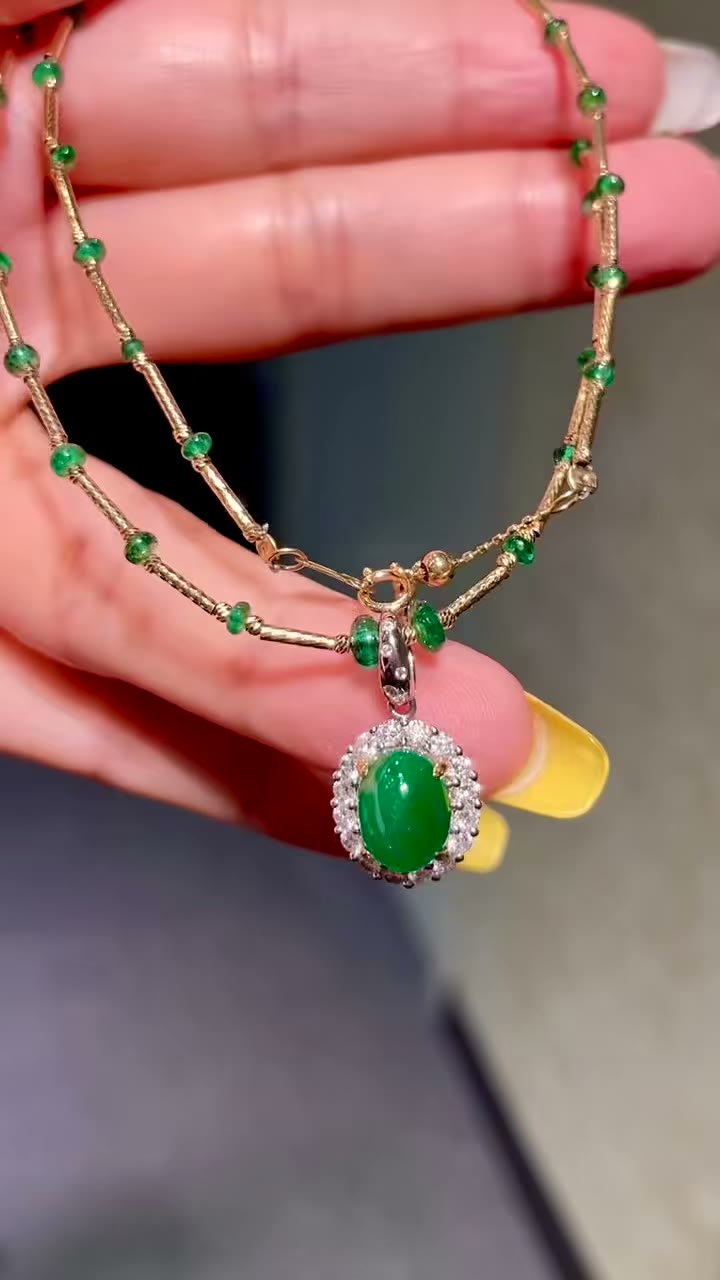 Colar Pendente de Esmeralda Cabochão com Fecho Ajustável