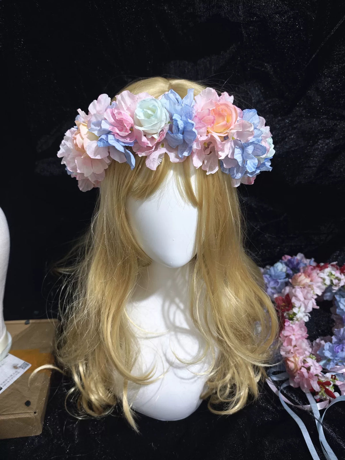 Handgakte Poederblauwe Bloemenkrans met Satijnlint