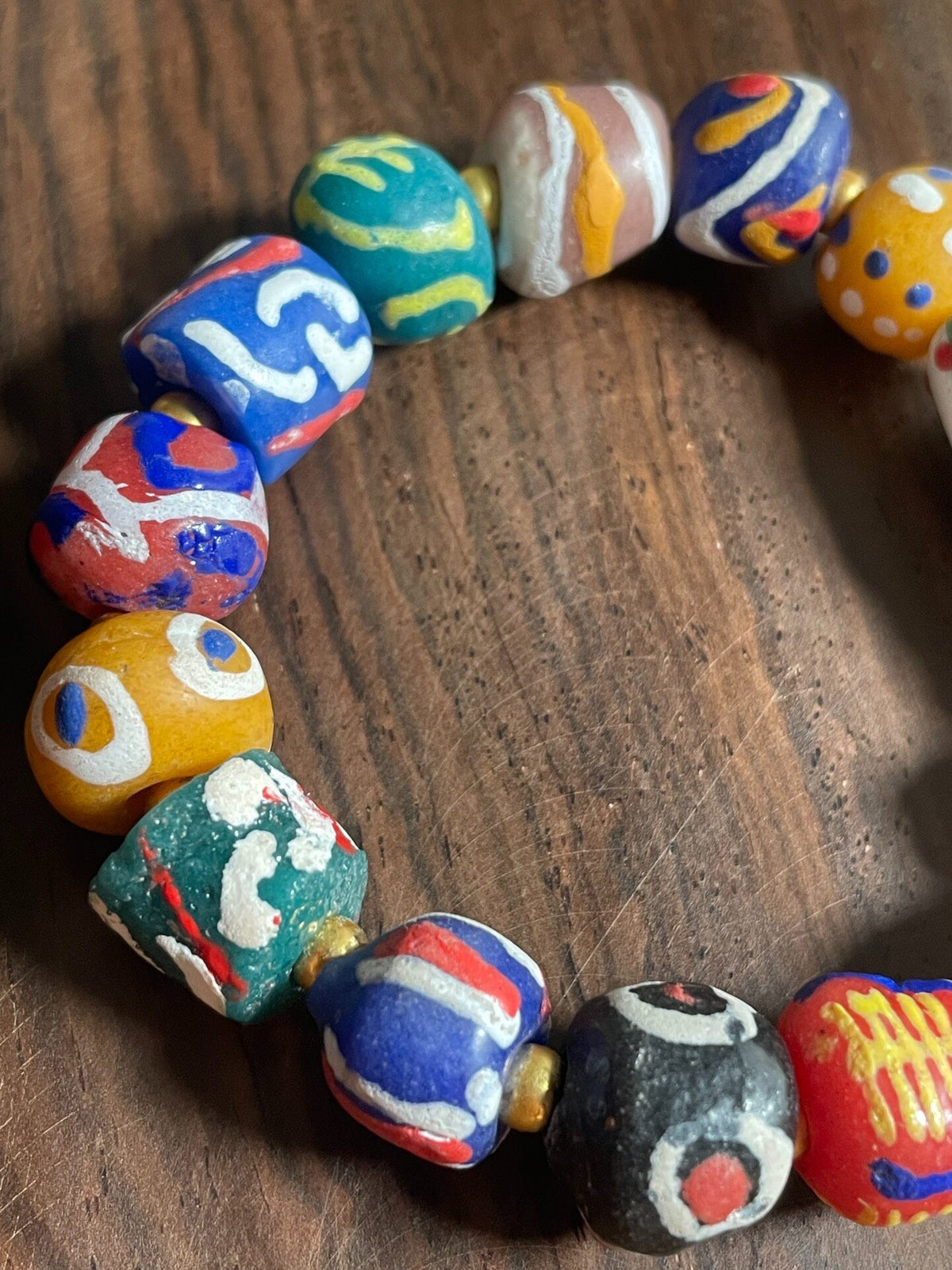 Bracelet en perles de troc africaines peint à la main