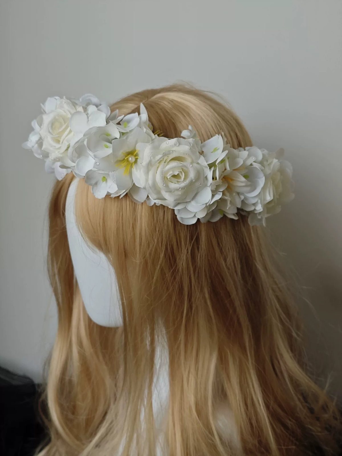 Kvit handgjord blomsterkrans med rosor och liljor