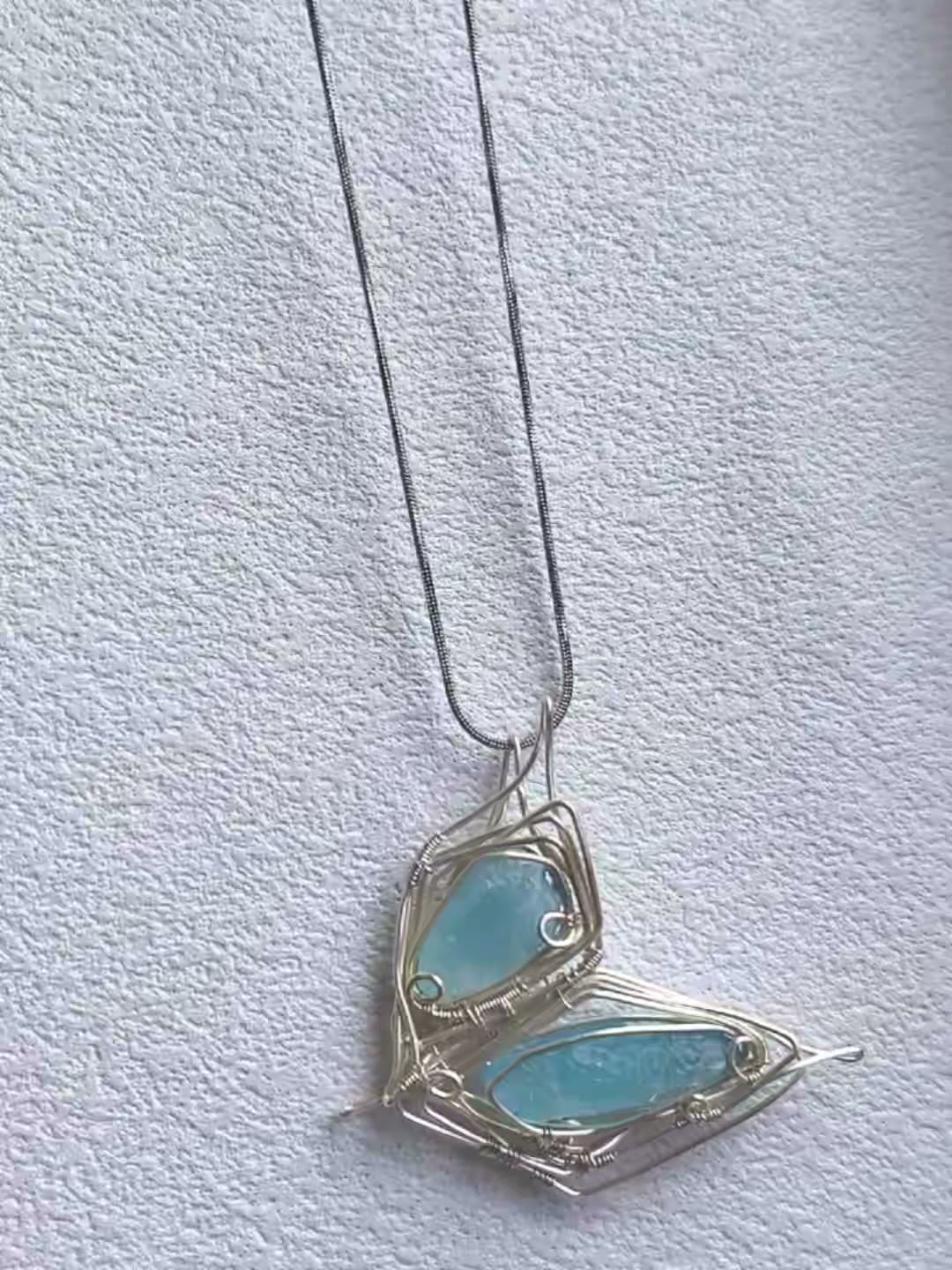 Aquamarin Schmetterlings-Anhänger mit Drahtwicklung