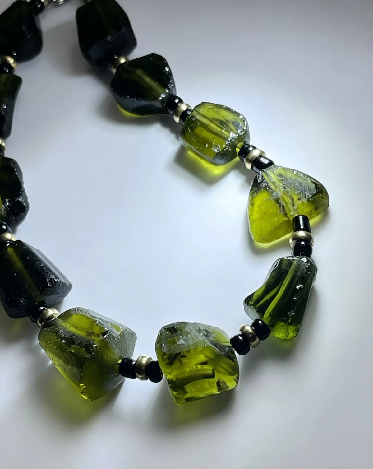 Colar de Vidro Romano Antigo Contas Verde-Azeitona