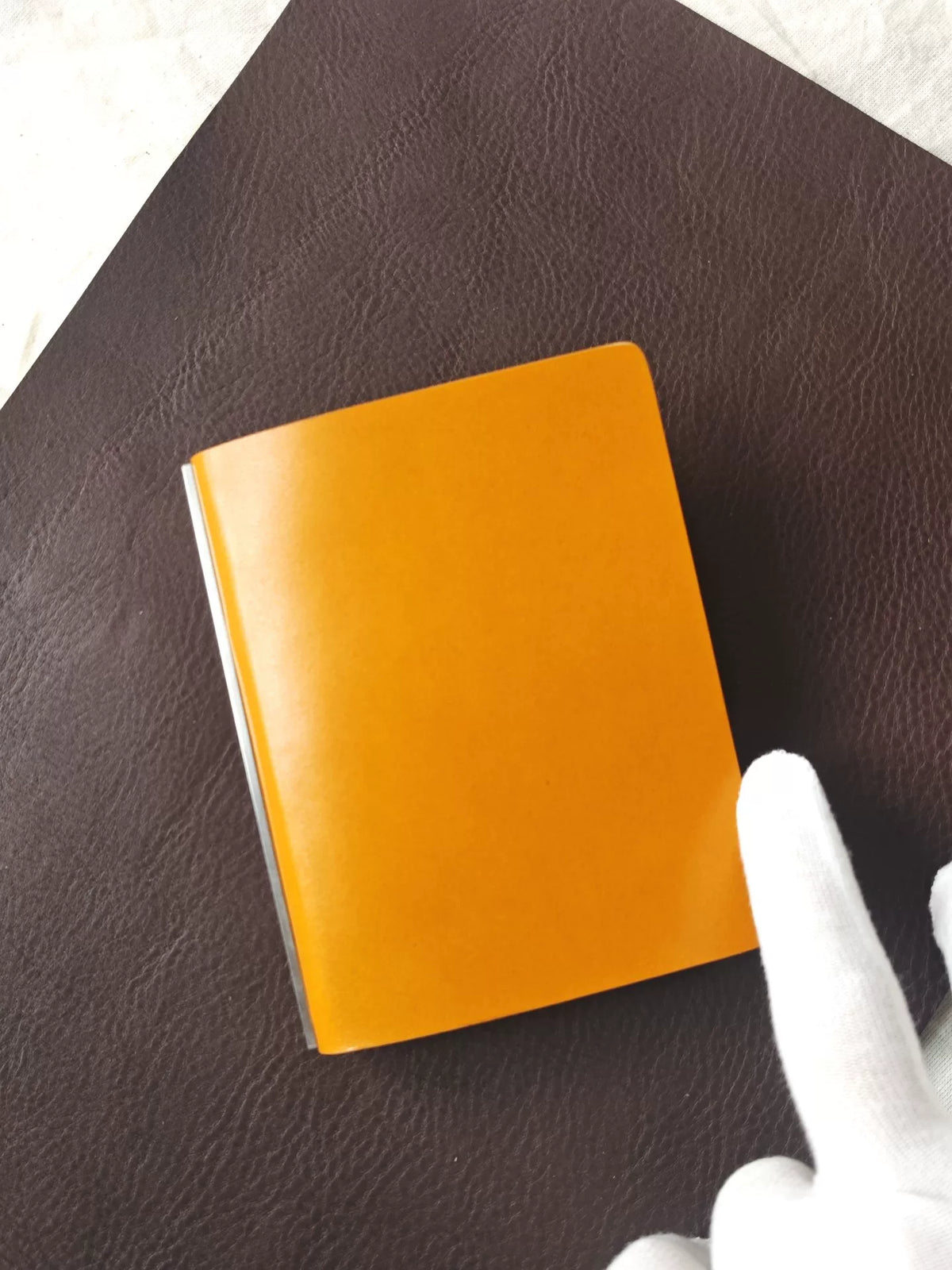 Agenda de Couro de Seis Anéis em Amarelo Mostarda