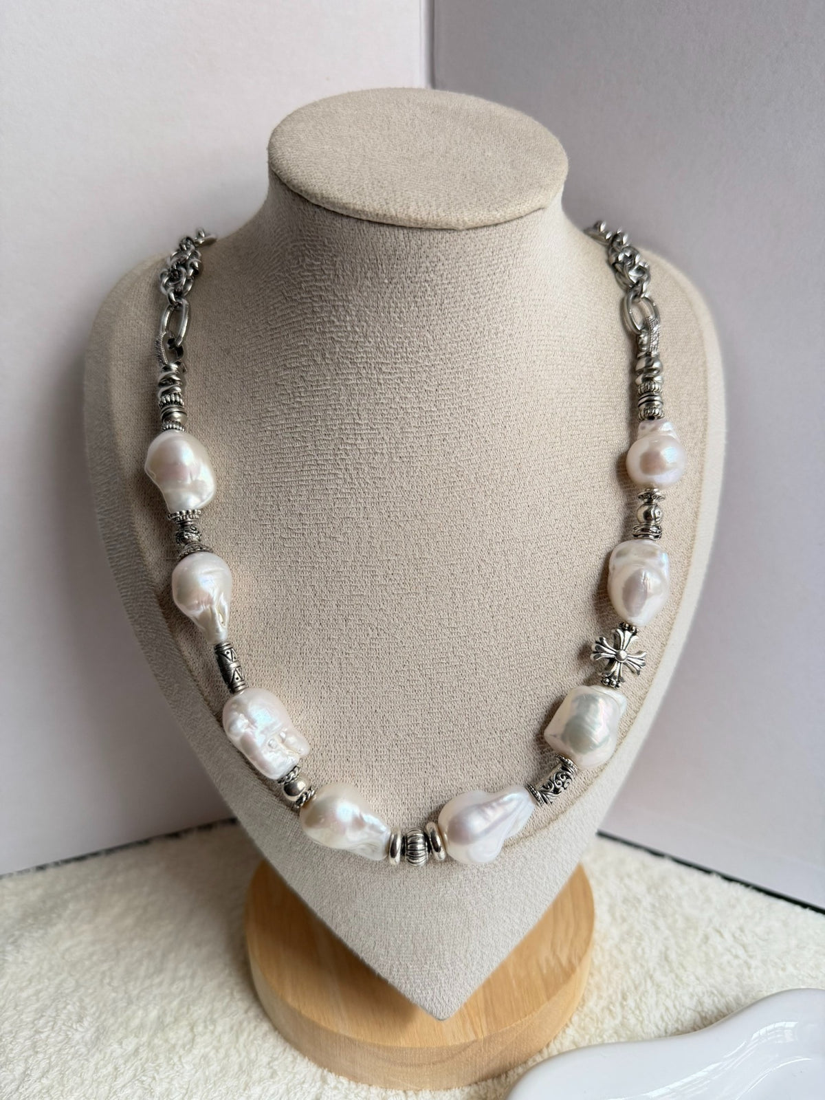 Collier asymétrique en perles d'eau douce et métal argenté