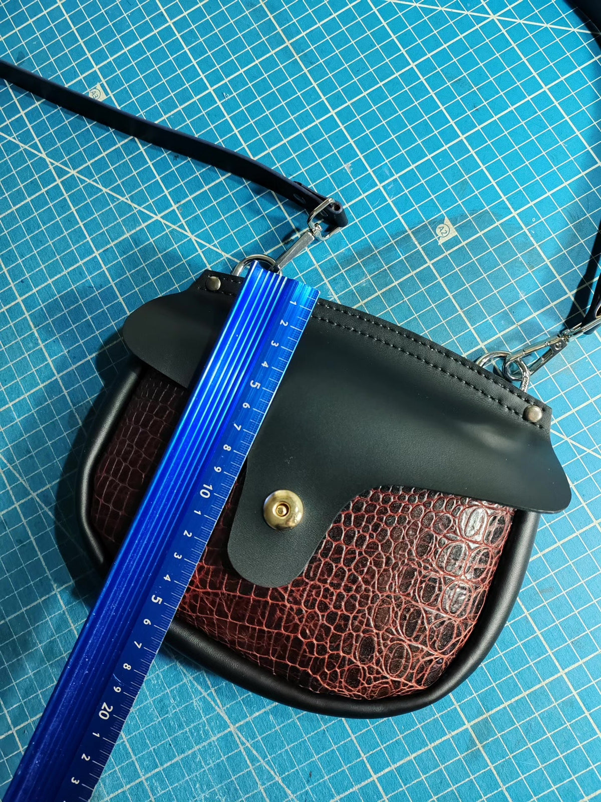 ハンドメイド 黒牛革 斜め掛けショルダーバッグ