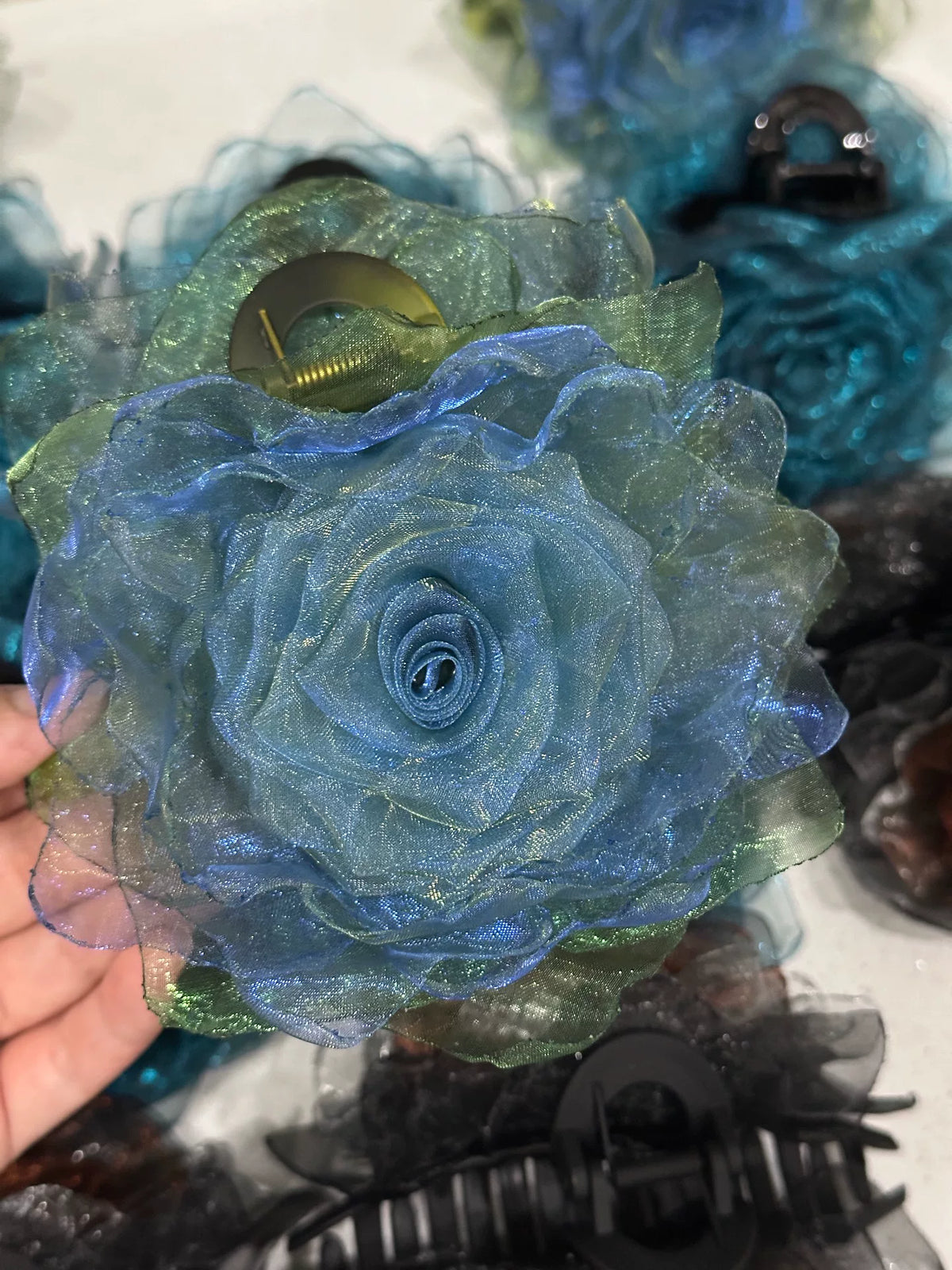Pinça de Cabelo em Rosa de Organza Iridescente Feita à Mão