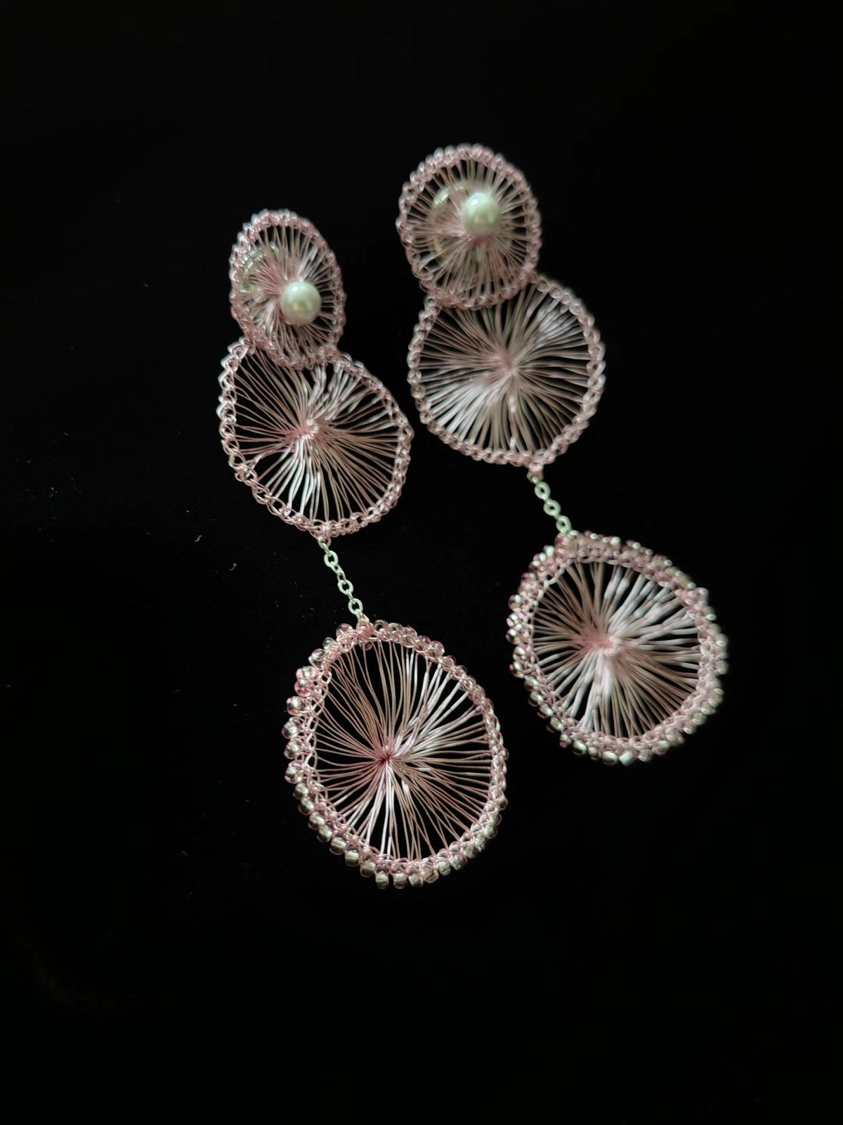 Boucles d'oreilles en crochet de fil rose et perles