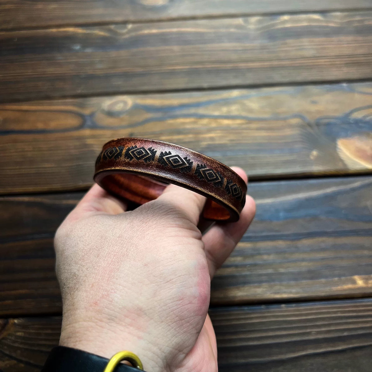 Pulsera de cuero de puño ancho con diseño geométrico Navajo