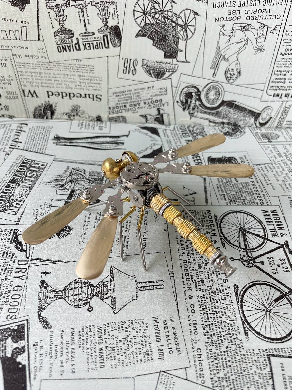Modelo de Metal Libélula Steampunk com Pás em Âmbar