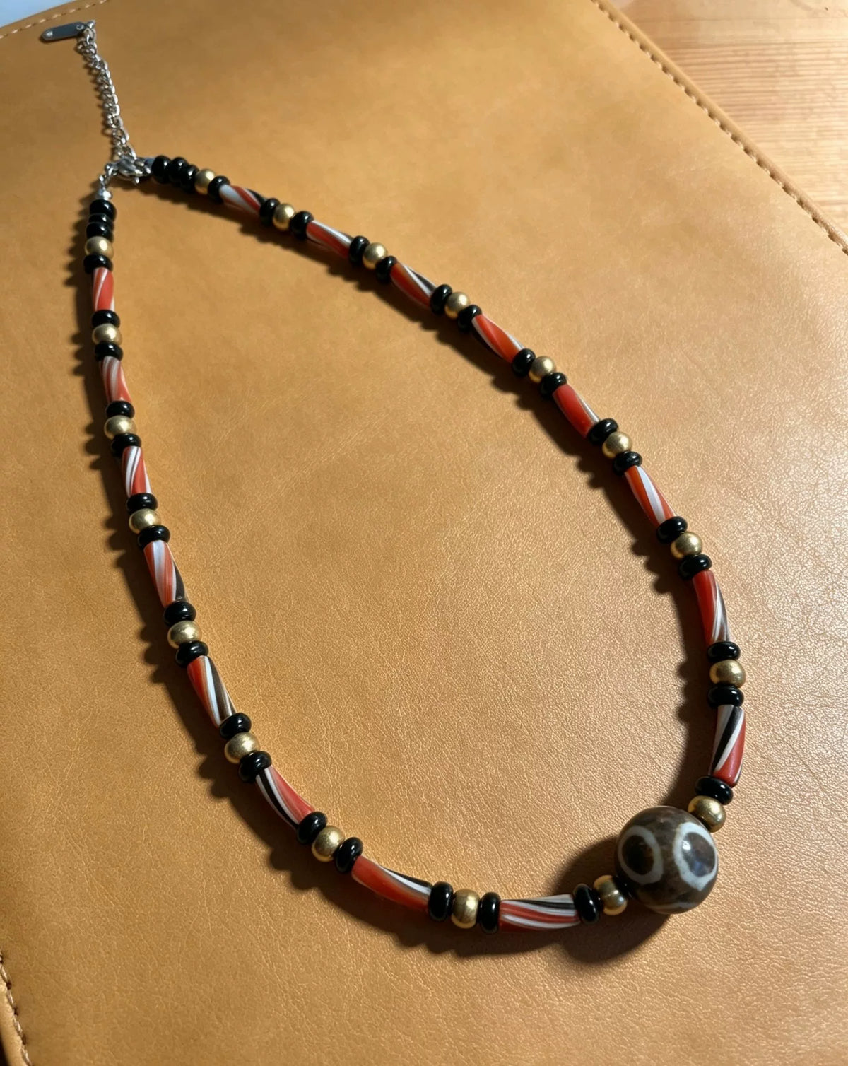 Collar de cuentas de vidrio romano con cuenta central de fósil de madera