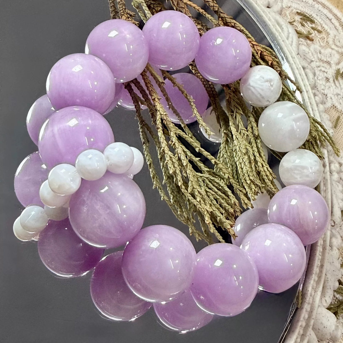 Armband med lila kunzit och snowflake quartz
