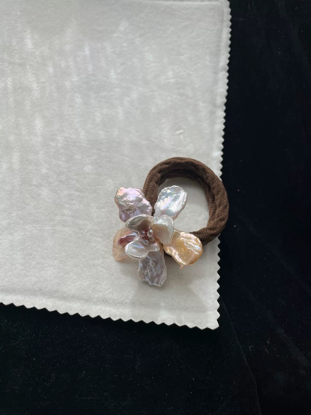 Élastique à cheveux fleur en perles baroques brun