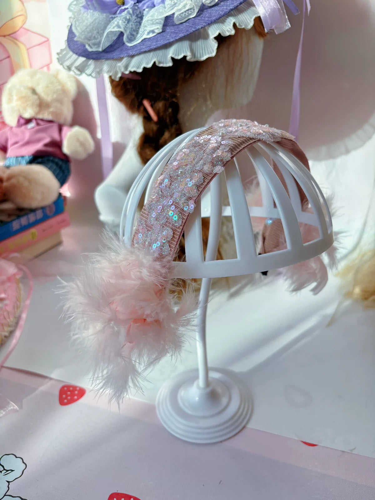 Diadema artesanal de encaje y plumas rosa Lolita