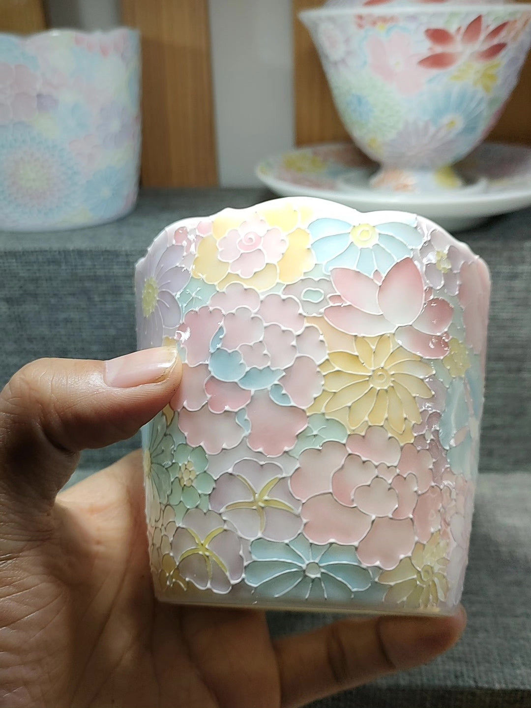 Jade Clay Kaffeetassen- und Untertassen-Set mit floralem Relief
