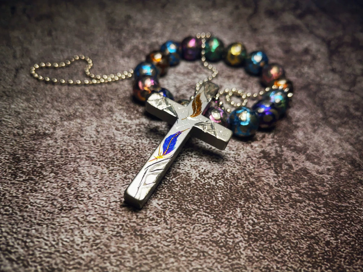 Kruishanger van puur titanium met battle worn-afwerking