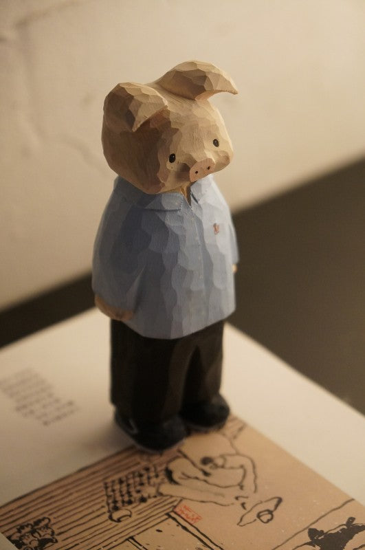 Handgefertigte Schweinefigur aus Lindenholz