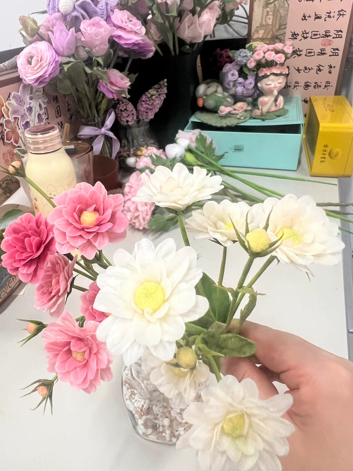 Handgefertigte Kamillen-Gänseblümchen-Pflanze aus Knete