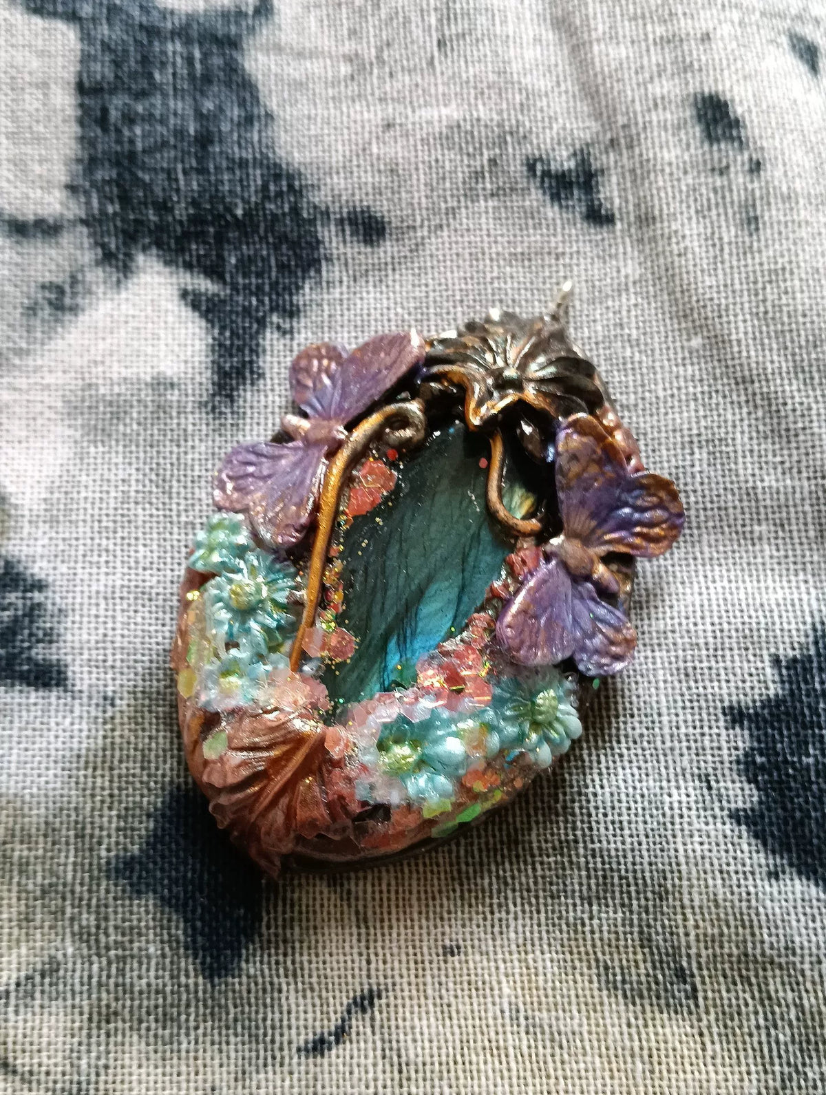 Pendentif de forêt en argile phosphorescente
