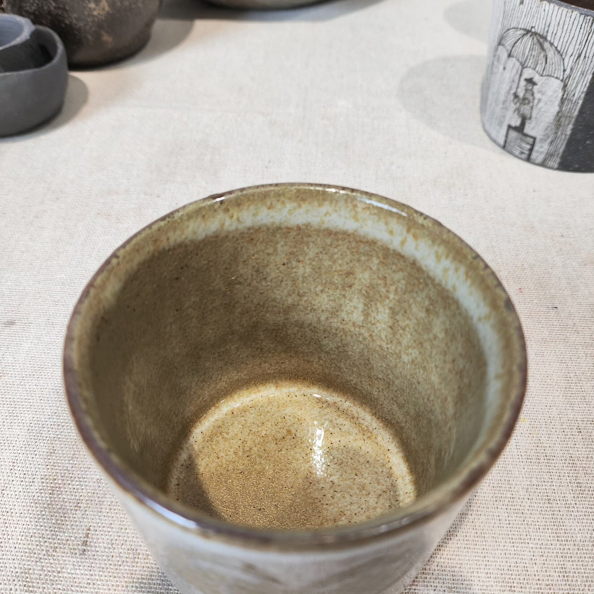 Handgemachte Pilztasse aus grober Keramik 240 ml