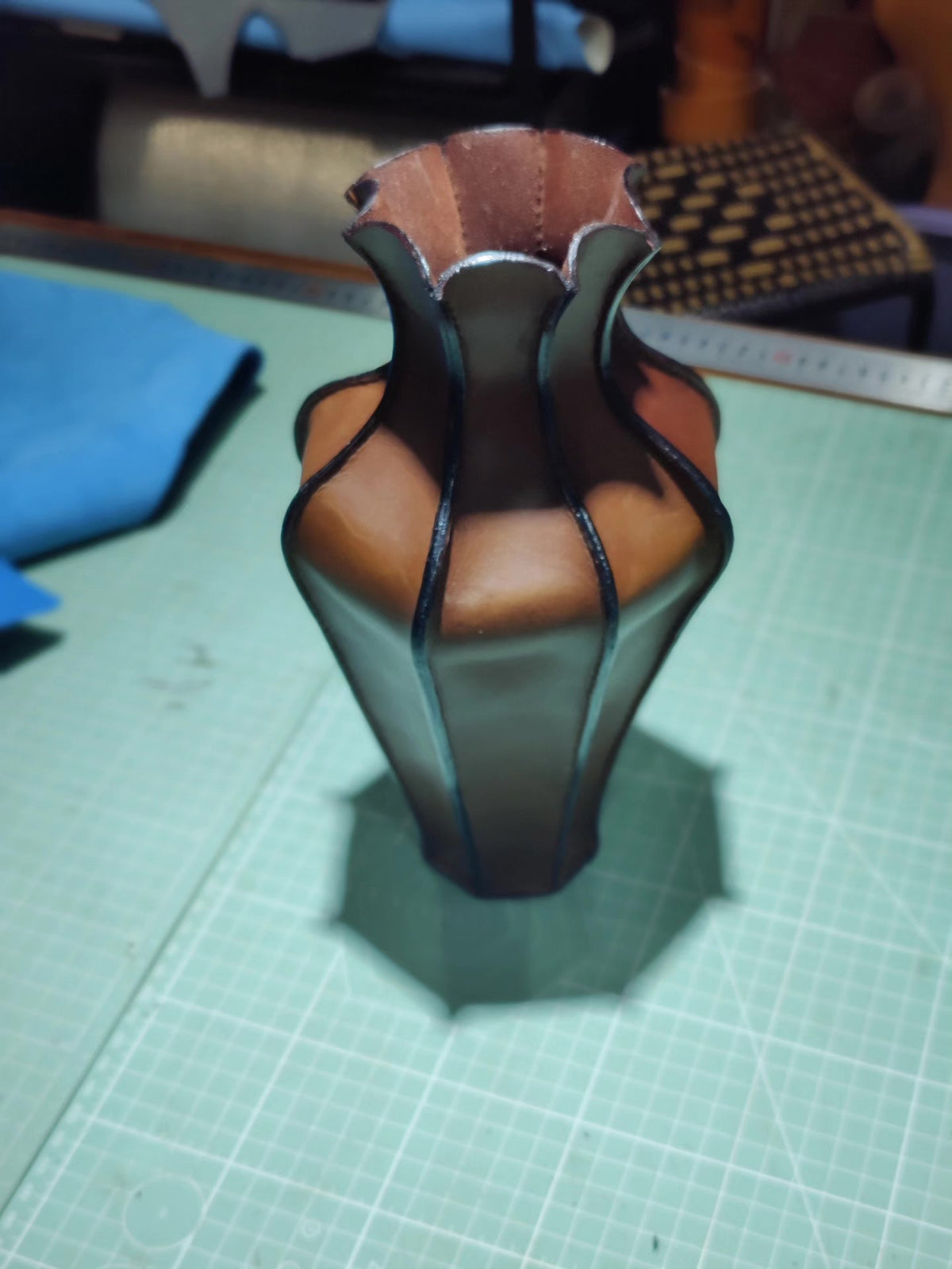 Vaso in pelle bovina marrone fatto a mano