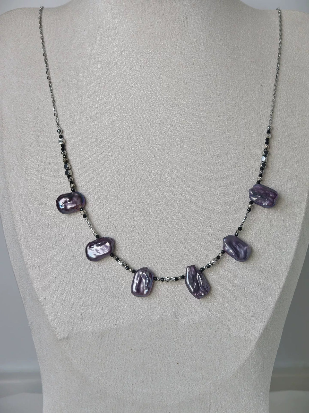 Collana lunga con perle baroque d'acqua viola