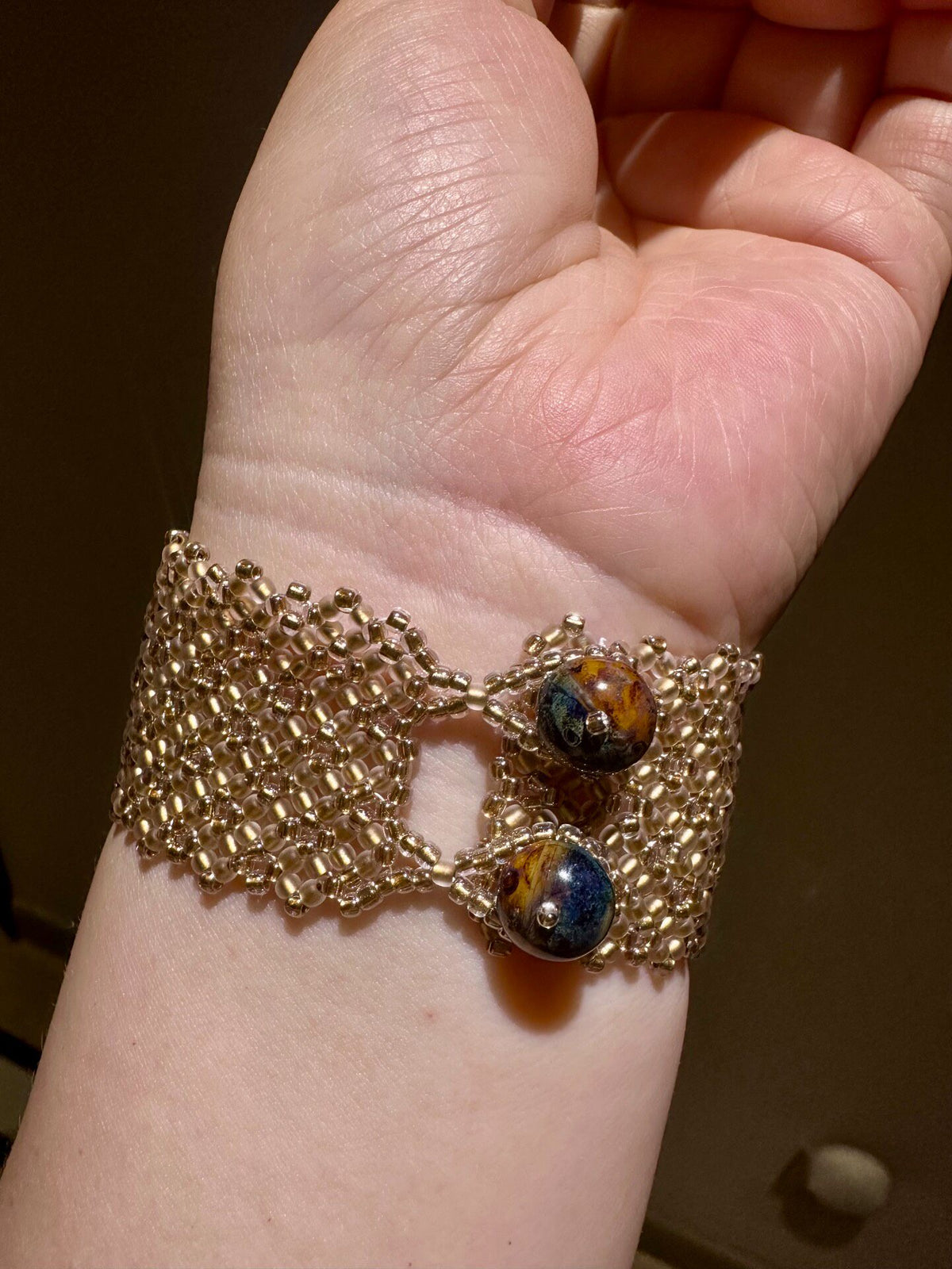 Bracelet manchette en maille dorée et perles tissées main