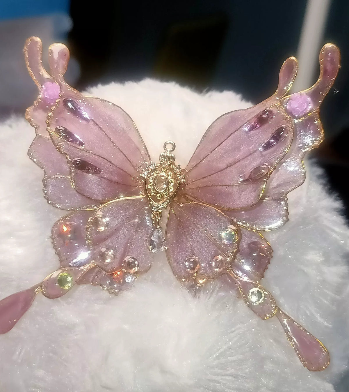 Collar, broche y pinza de mariposa en resina hecho a mano