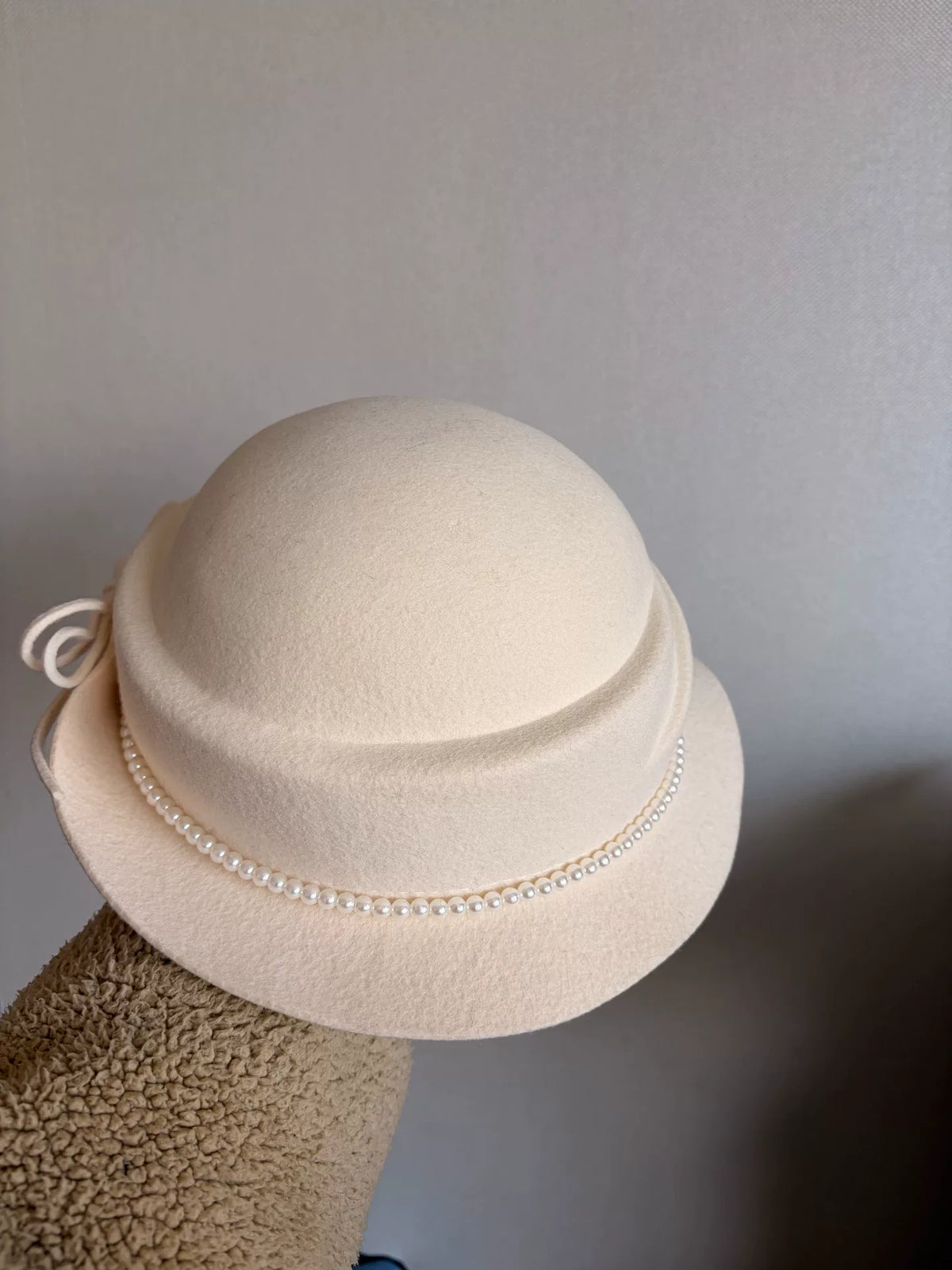 Woll-Cloche-Hut mit Perlenkette