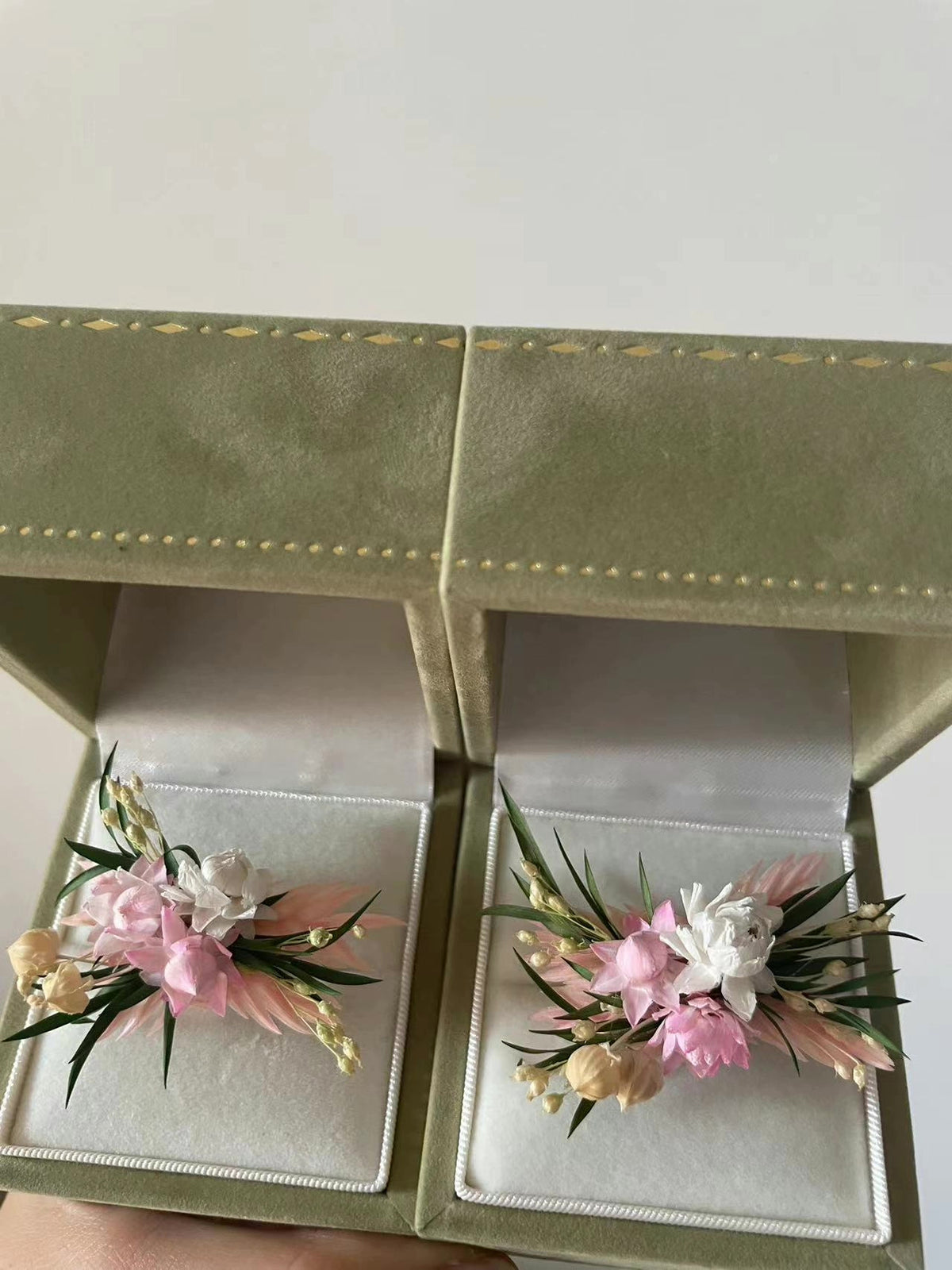 Par med konserverade blommorringar med sammetskrin