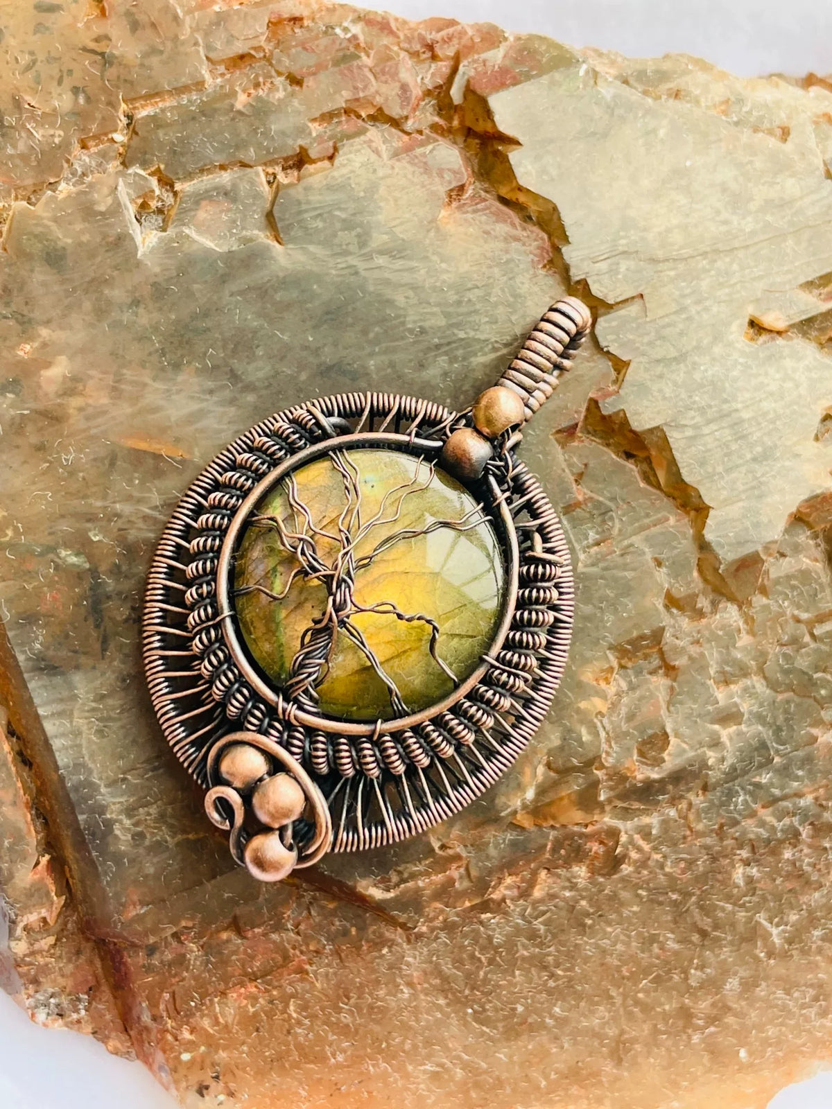Ciondolo in Labradorite Artigianale con Filo di Rame