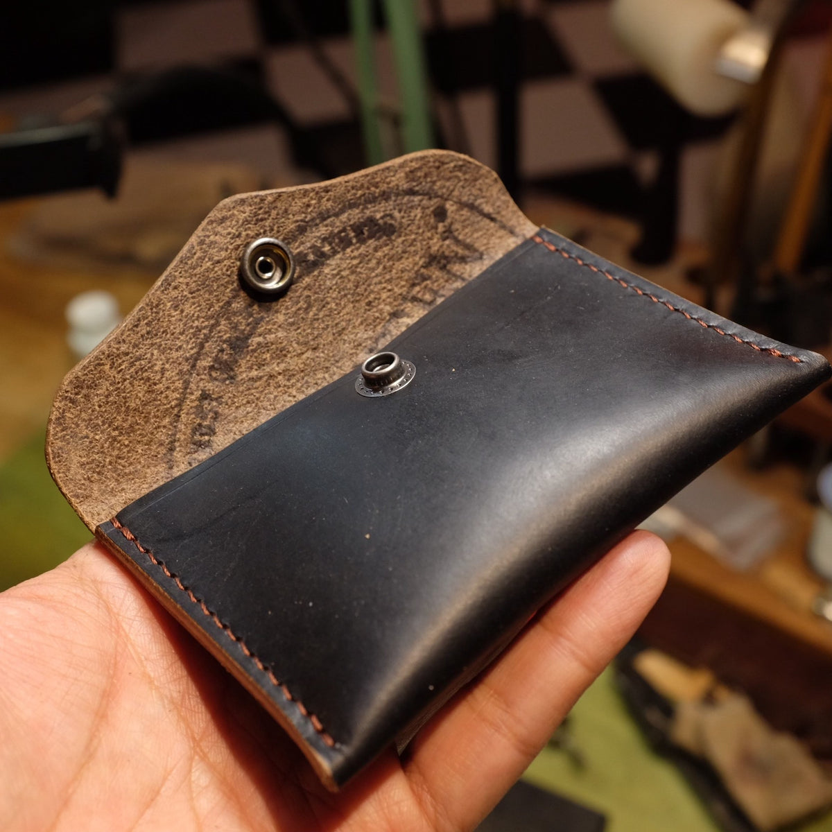 Handgenähter schwarzer Kartenholder mit Kupferdruckknopf