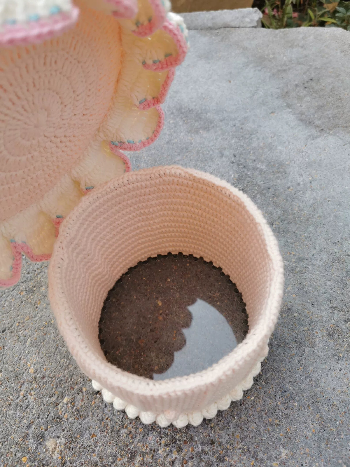 Gehäkelte Aufbewahrungsbox aus Garn in Tortenform 18 cm