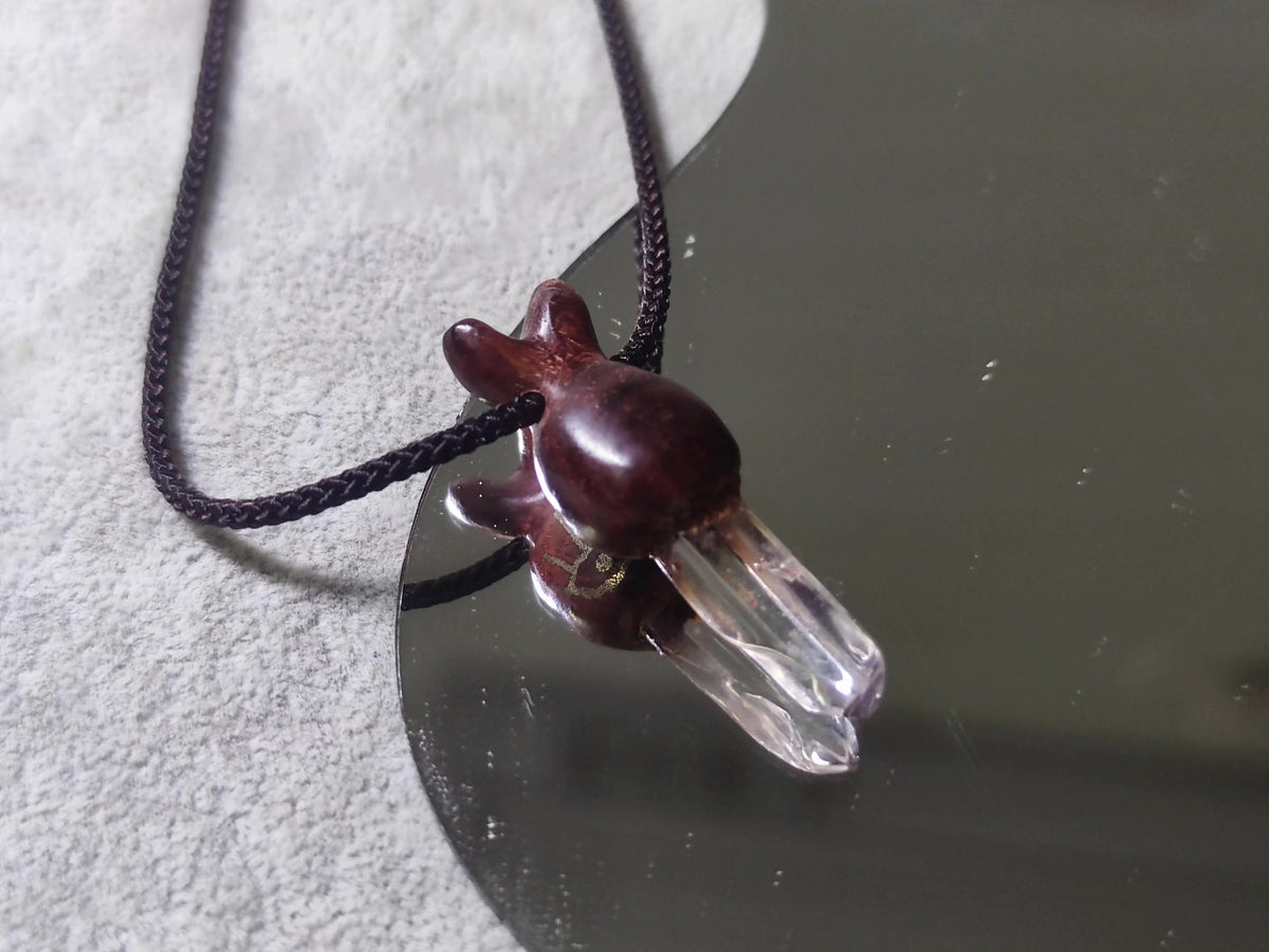 Pendente de Cristal de Quartzo Branco com Chapéu de Duende em Sândalo
