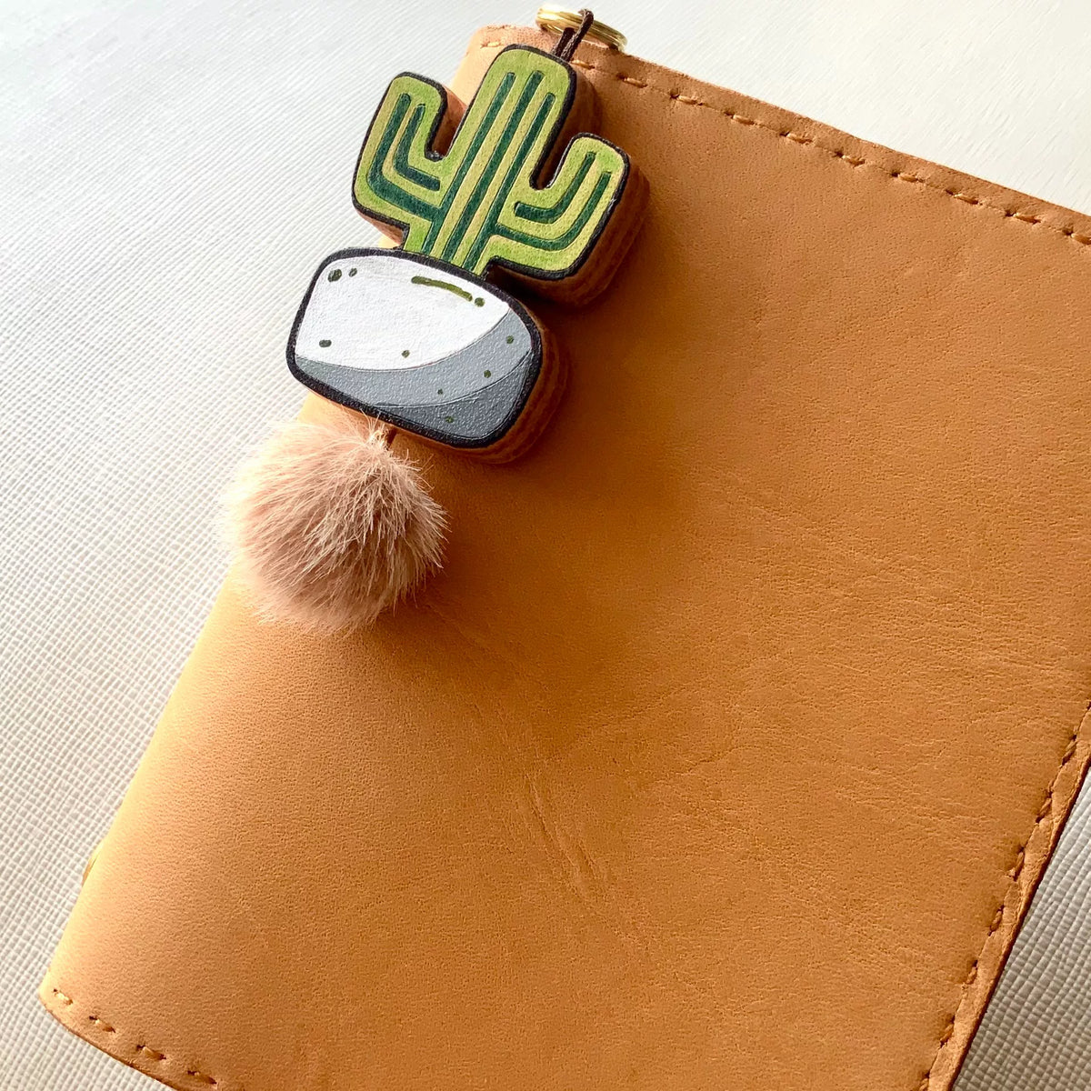 Pingente de Couro Cacto Pintado à Mão com Pom-Pom de Pele
