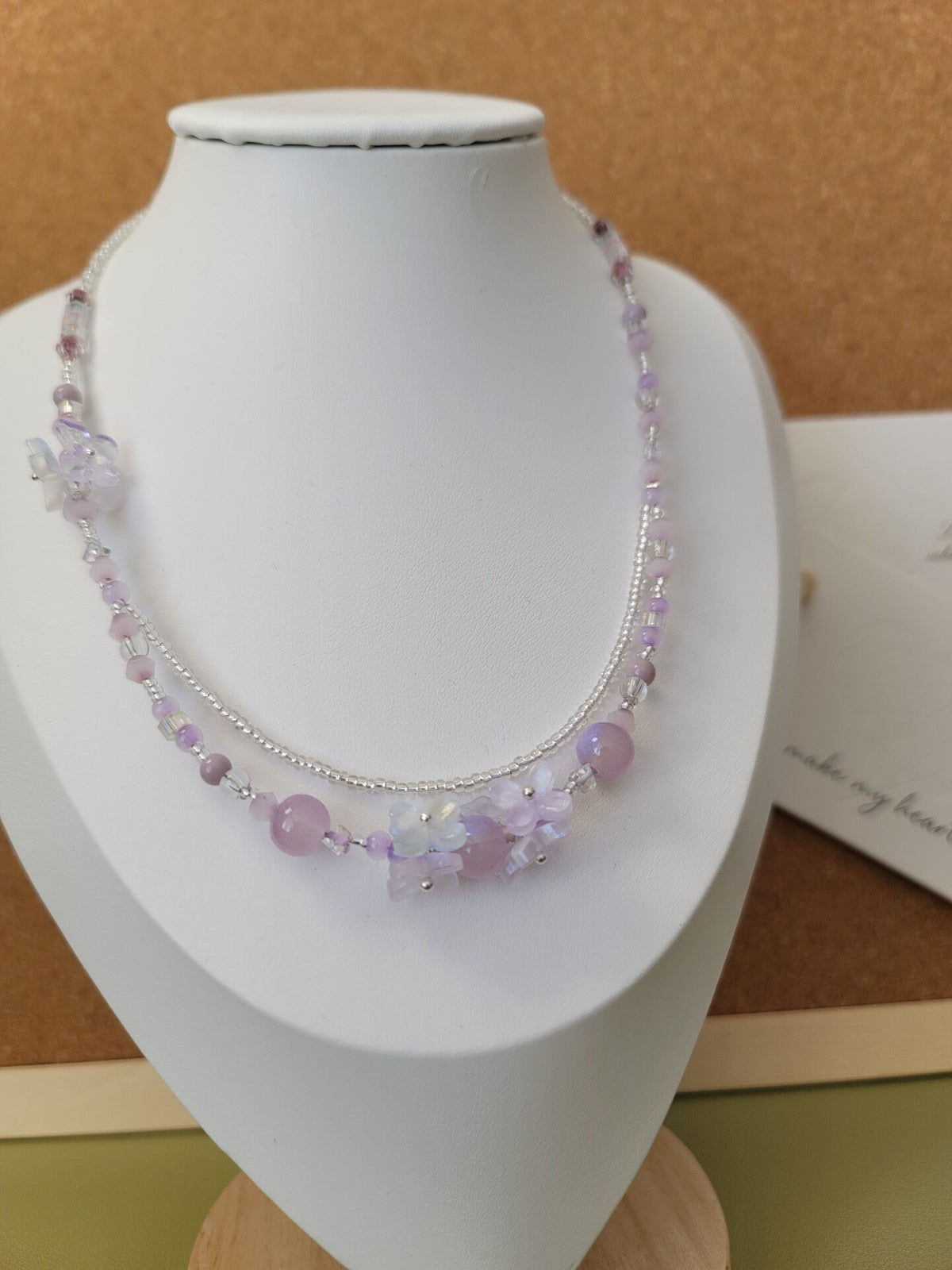 Collar de varias vueltas con abalorios morados