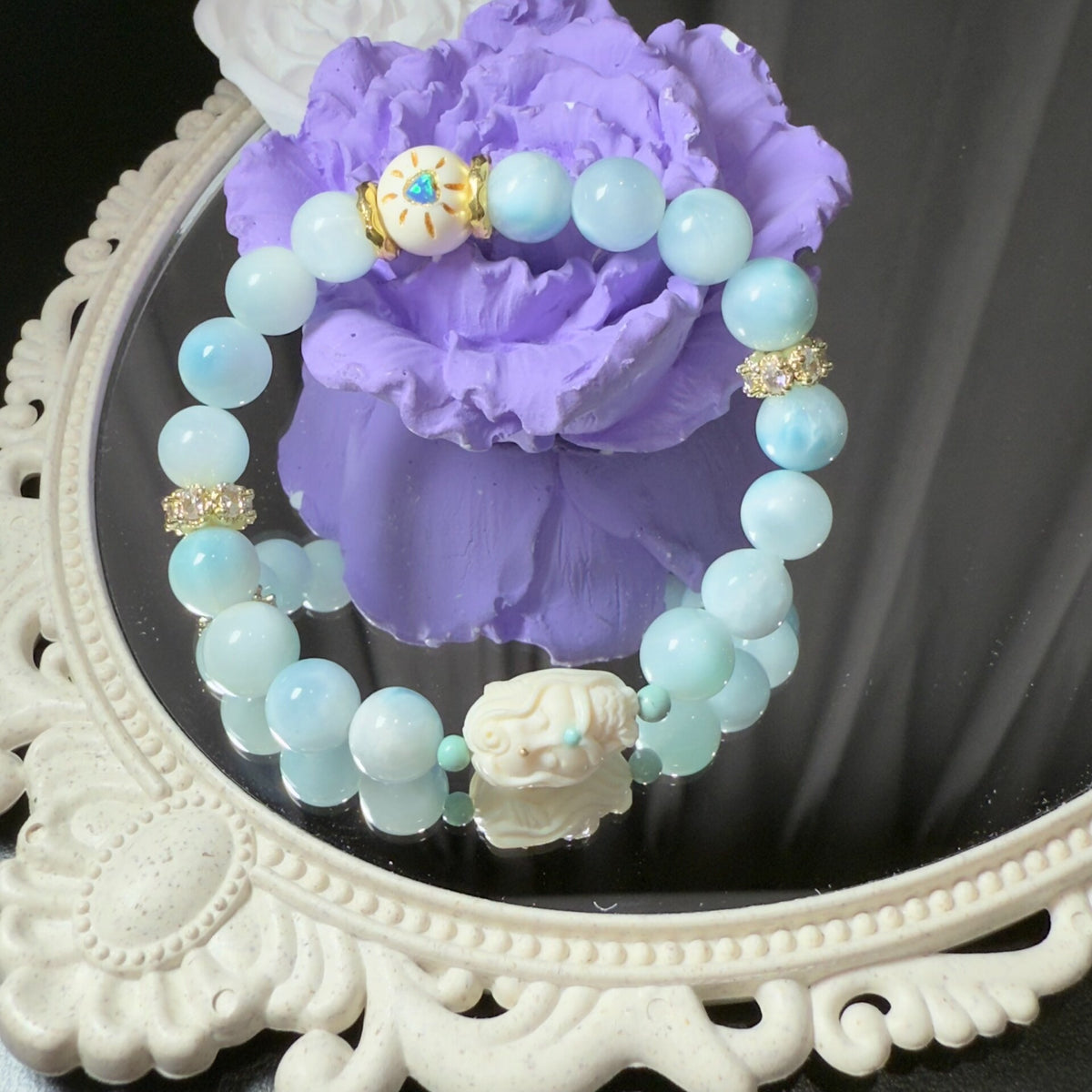 Bracelet de perles bleu aqua accents dorés