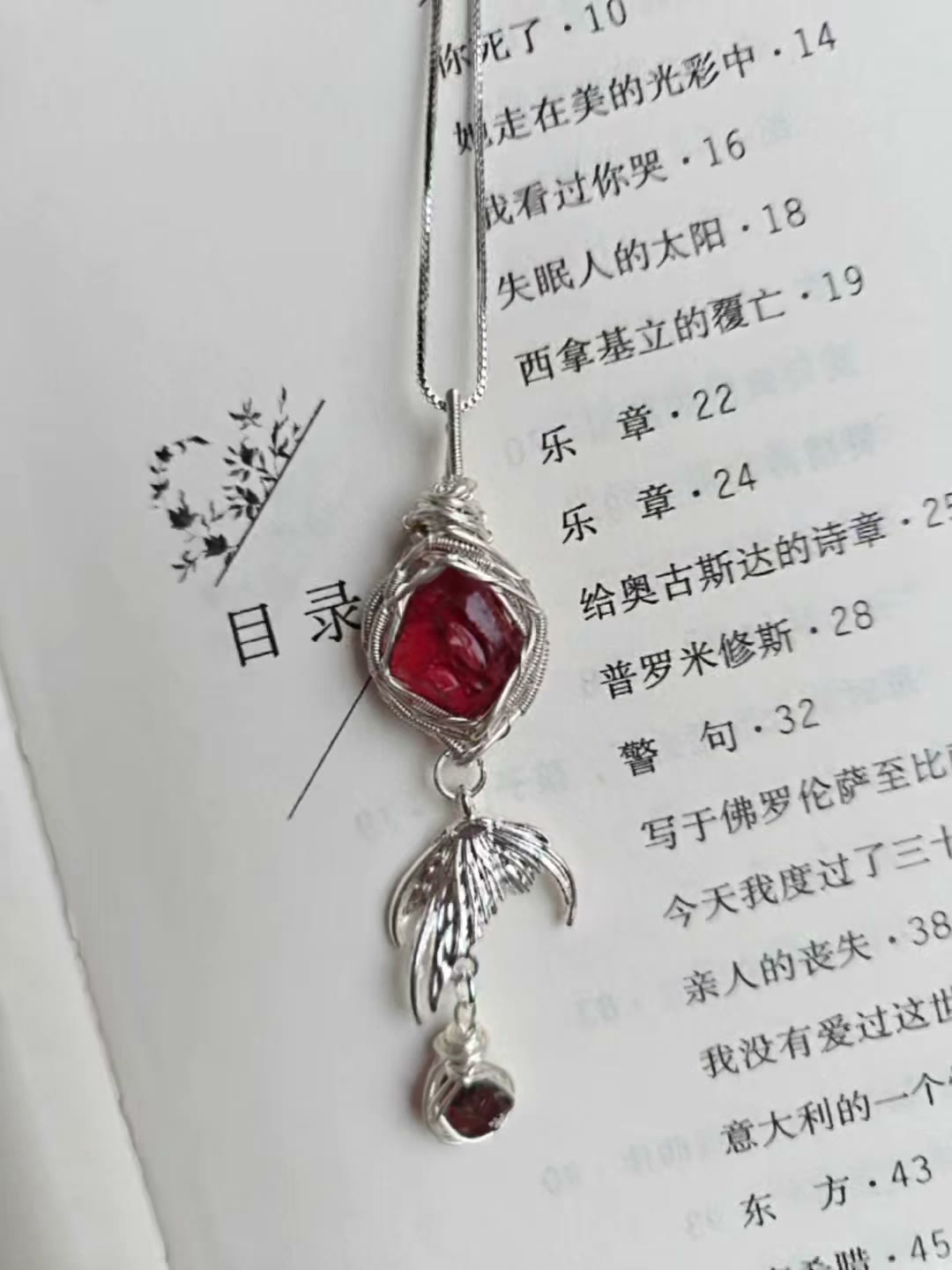 Collier en fil torsadé avec queue de sirène
