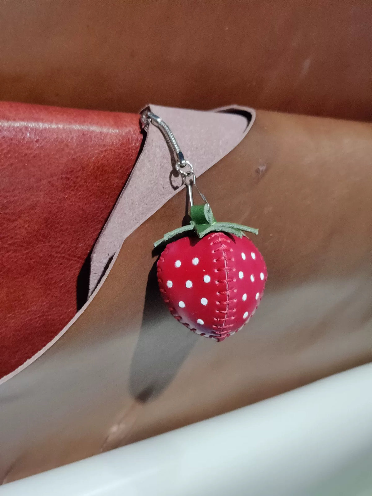 Ciondolo a forma di fragola in pelle rosso scuro, fatto a mano