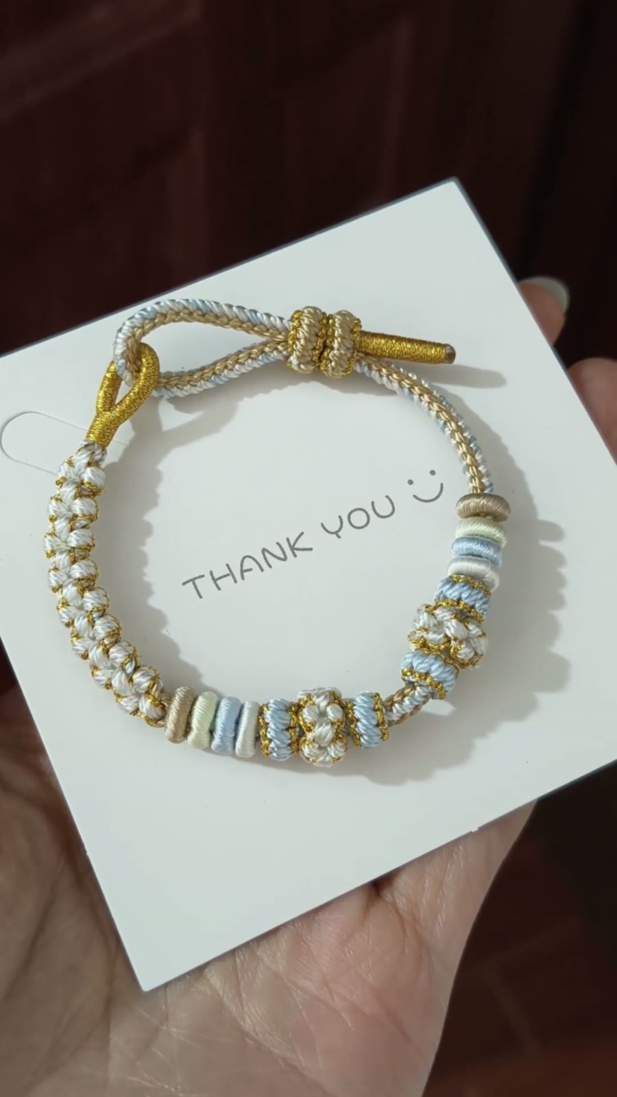 Pulseira Tecida à Mão Roxa Branco e Dourado com Nó de Flor de Pêssego