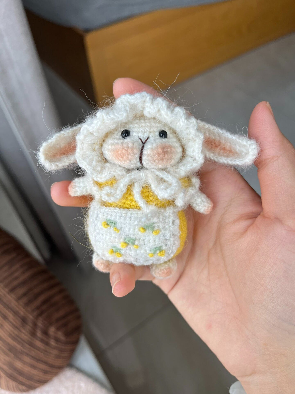 Handgehäkelte Hasenpuppe Gelbes Garn