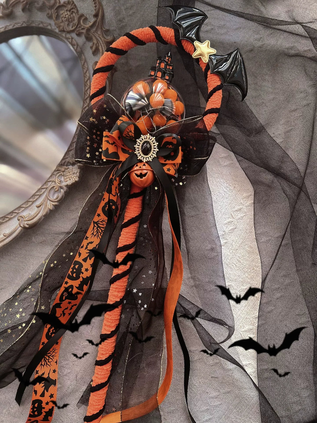 Handgjort set med håraccessobehör i pumpa för halloween