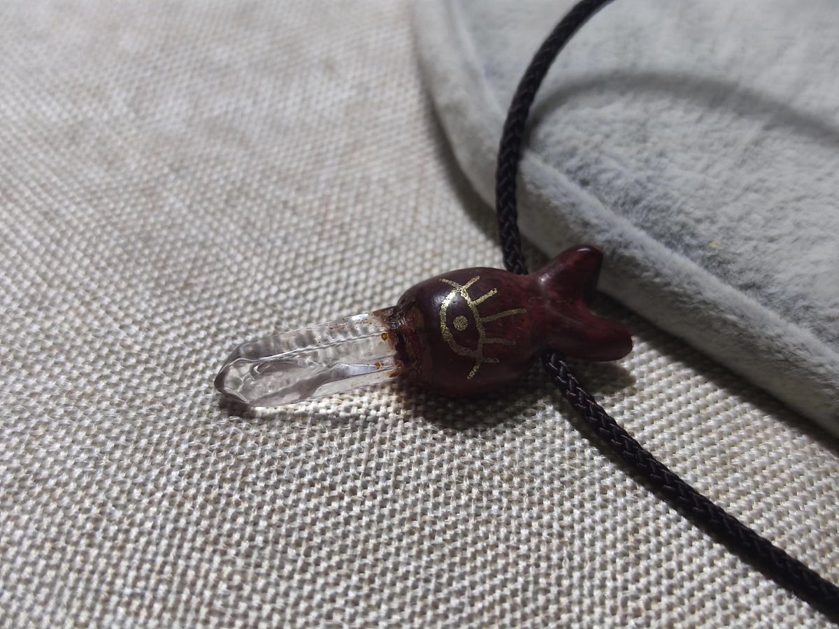 Pendente de Cristal de Quartzo Branco com Chapéu de Duende em Sândalo