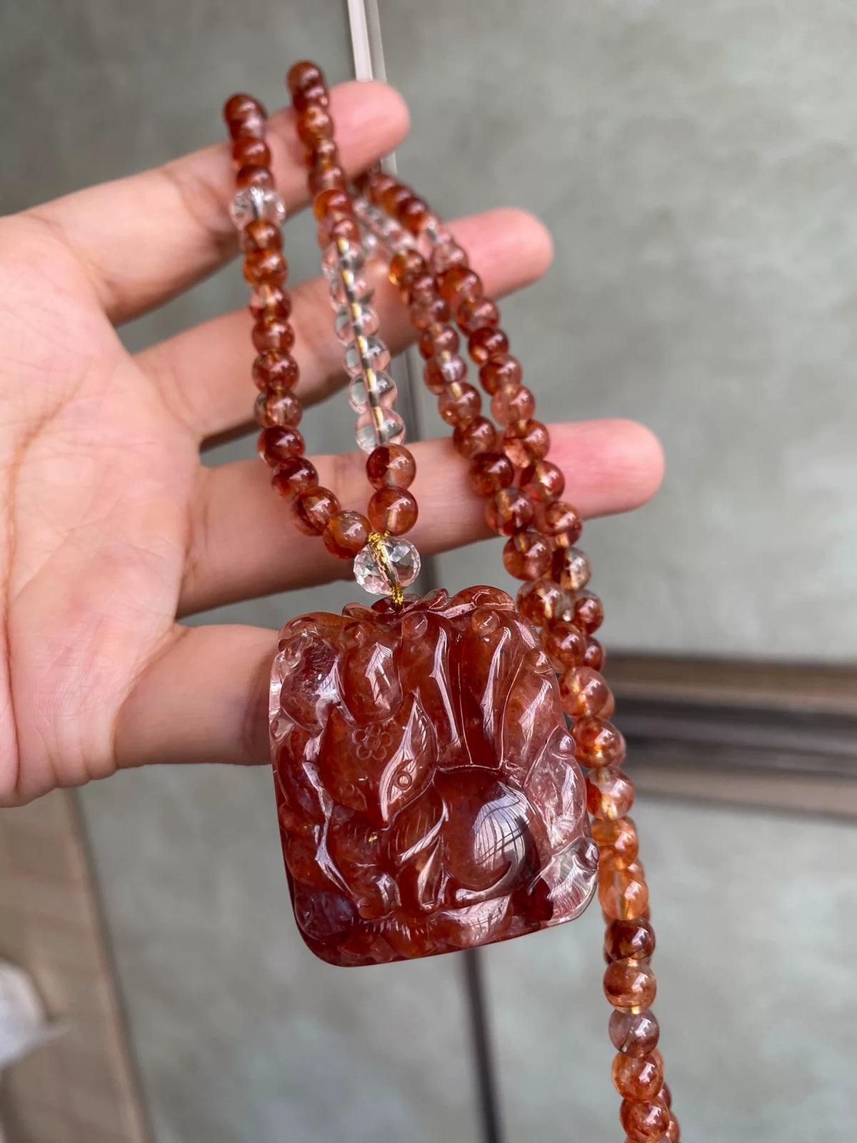 Colar com Pendente de Raposa em Quartzo Fantasma Vermelho