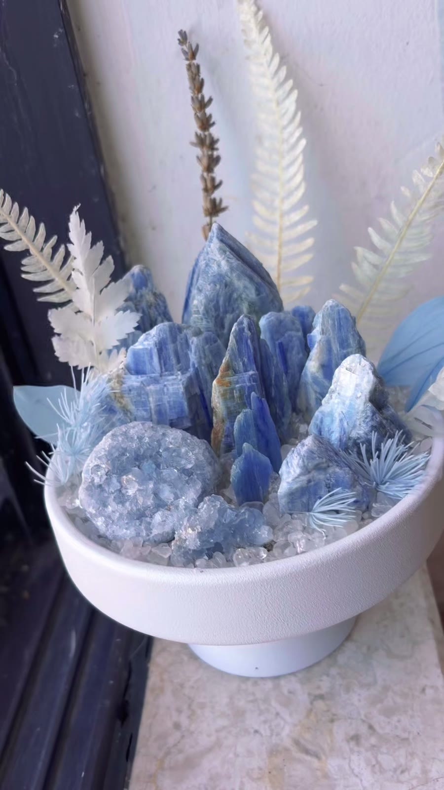 Handgakte Blauwe Kyaniet Kristal Bonsai in Keramische Schaal