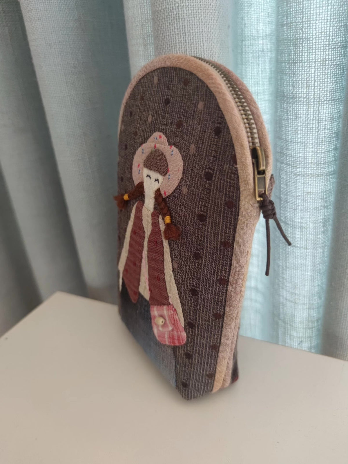 Bolsa de telemóvel em patchwork com aplicação de menina, feita à mão