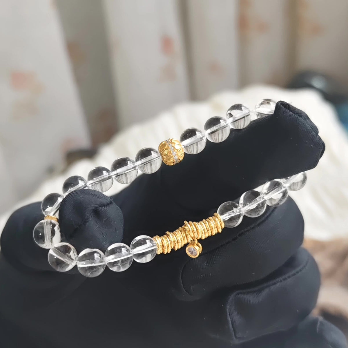 Bracelet en perles de quartz clair avec accents dorés