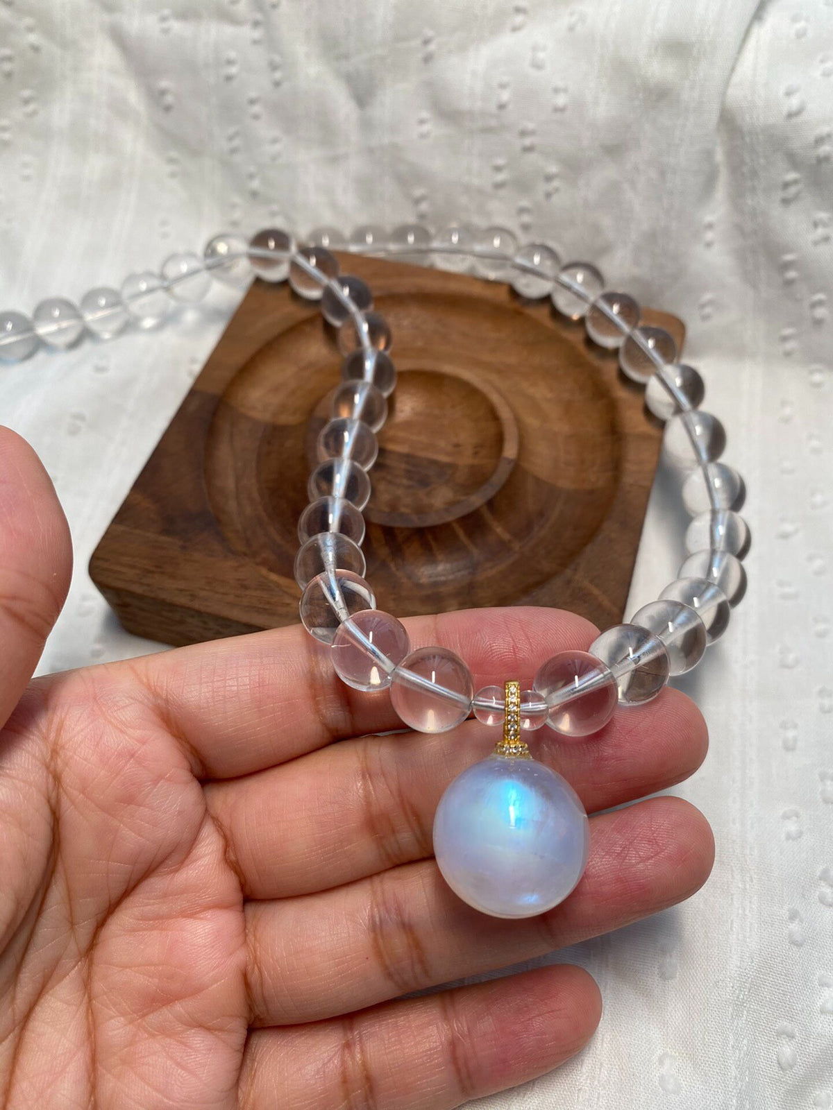 Colar de Contas com Pendente de Pedra da Lua Azul e Quartzo Transparente