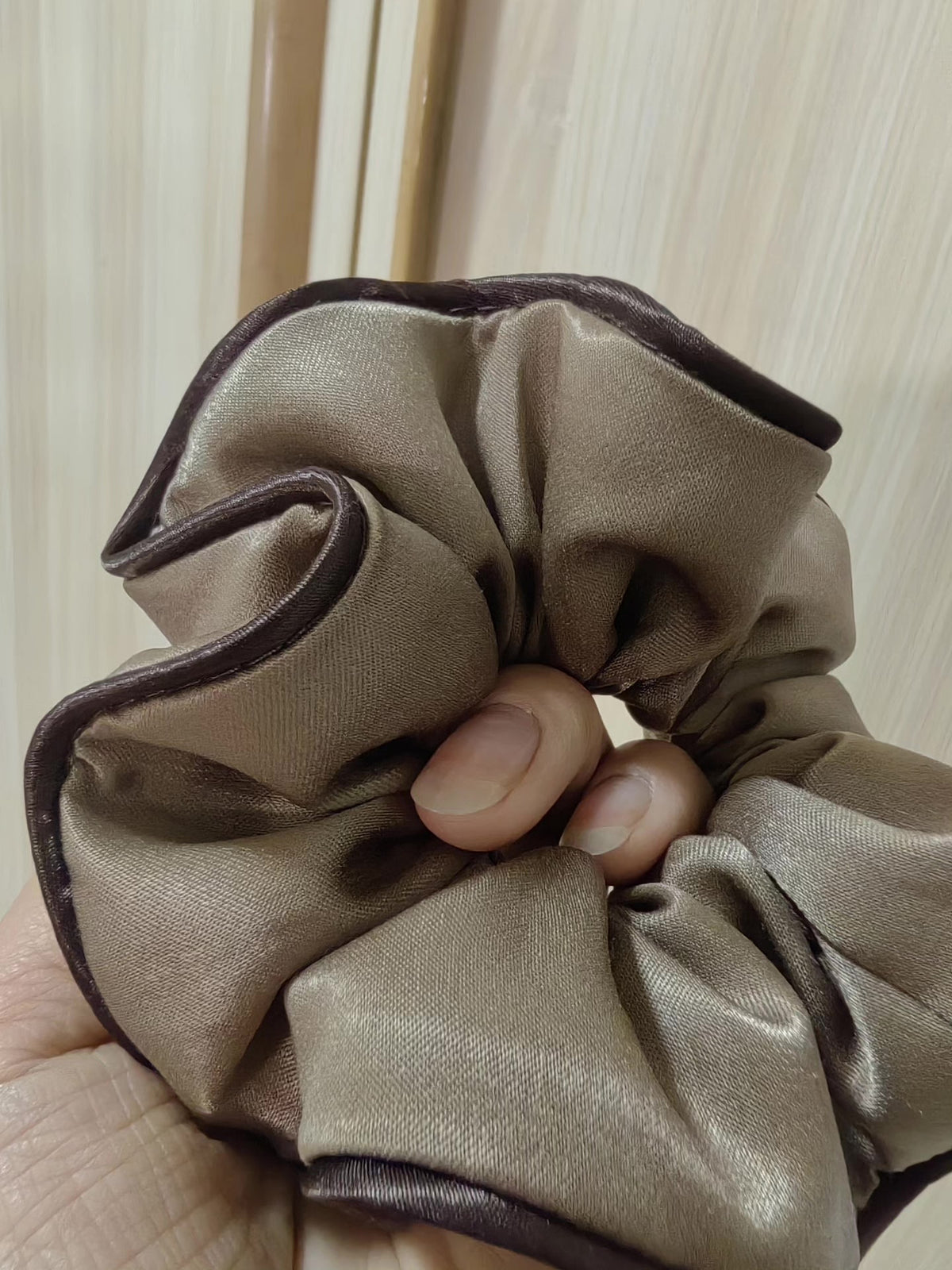 Bean Green Satijn Scrunchie met Chocolate Accent
