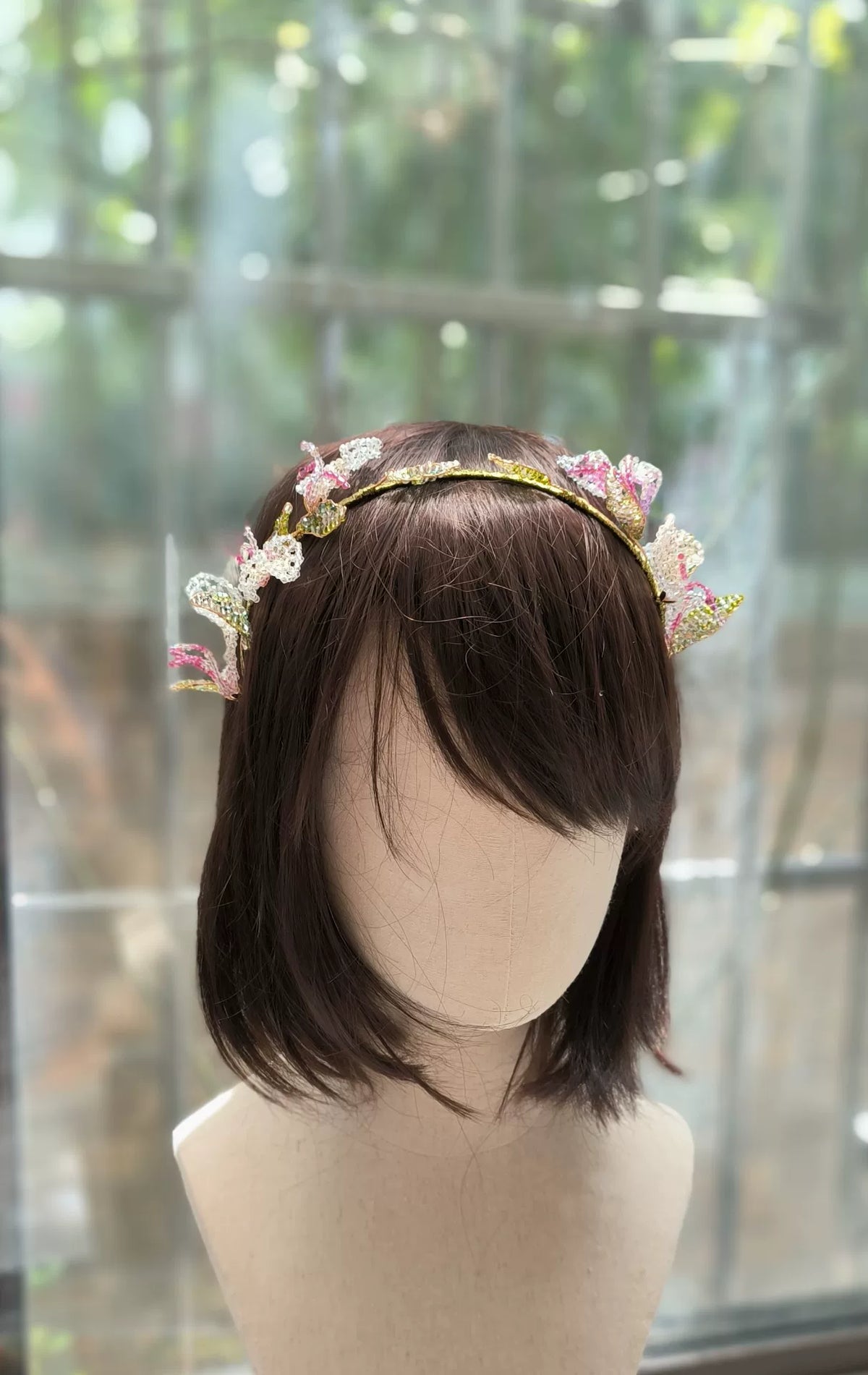Handgefertigtes Blumenhaarband mit rosaem Kristall