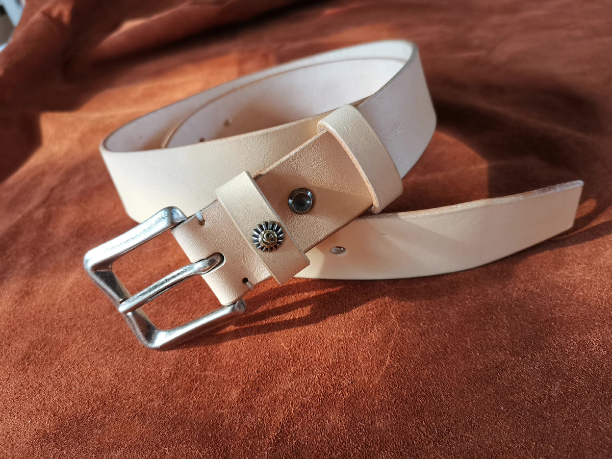 Franse riem van plantaardig geloid leer